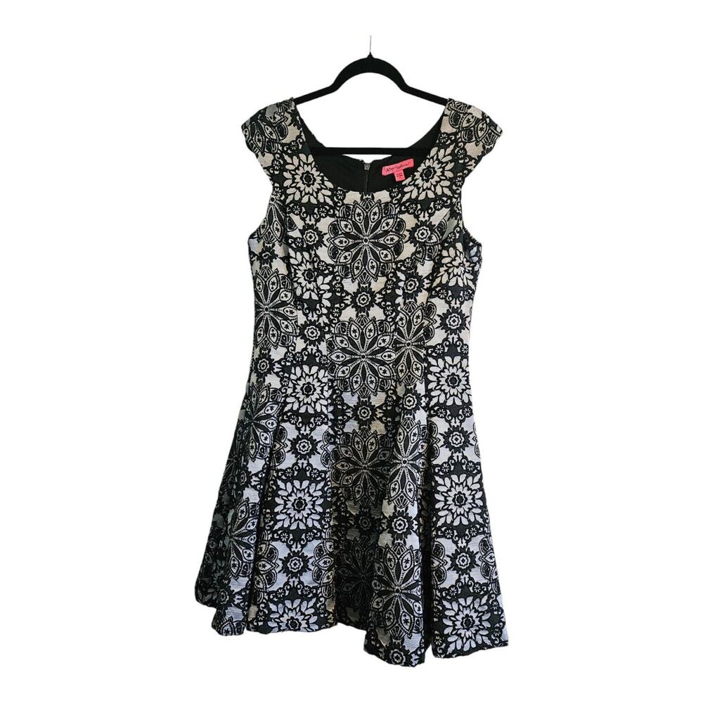 Betsey Johnson Dress SZ 8 Fit Flare Black Silver Floral Sleeveless Pleated Skirt